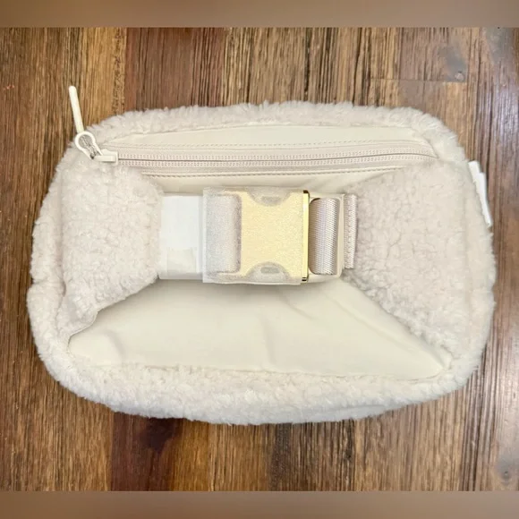 NWT Lululemon Everywhere Belt Bag Fleece Large 2L - Picture 3 of 8